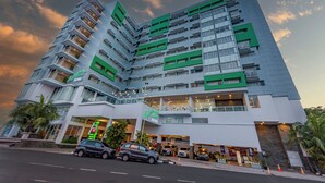 Un hotel a più piani dal design moderno, con balconi, un ingresso ben visibile e una segnaletica che indica che si tratta di un hotel Prime.