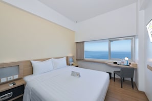 Desk, free WiFi - Whiz Prime Hotel Megamas Manado (Manado)