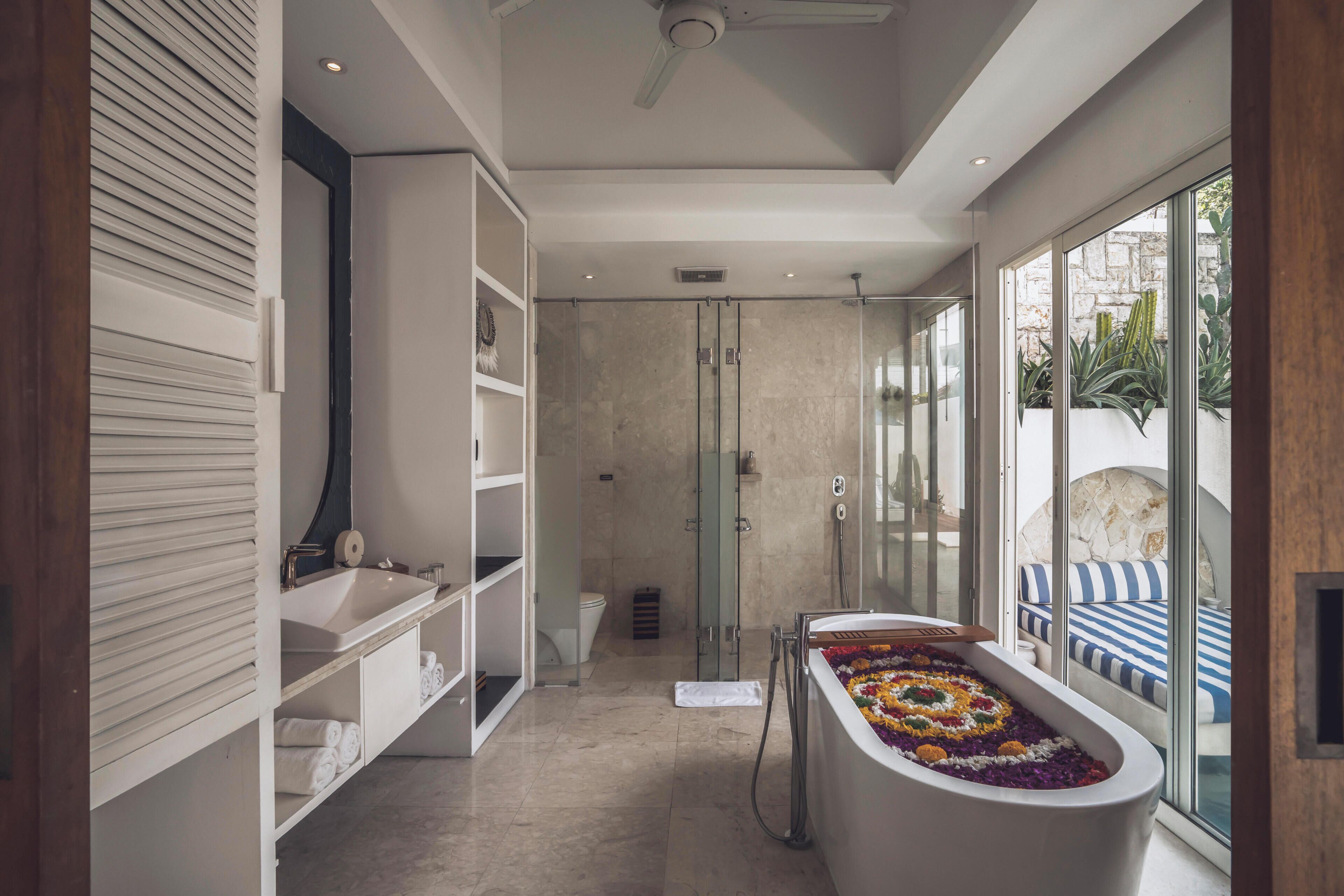 Royal villa, 1 slaapkamer (with Private Jetted Pool) | Badkamer | Een aparte badkuip en douche, een diep bad, een regendouche