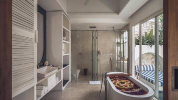 Royal villa, 1 slaapkamer (with Private Jetted Pool) | Badkamer | Een aparte badkuip en douche, een diep bad, een regendouche