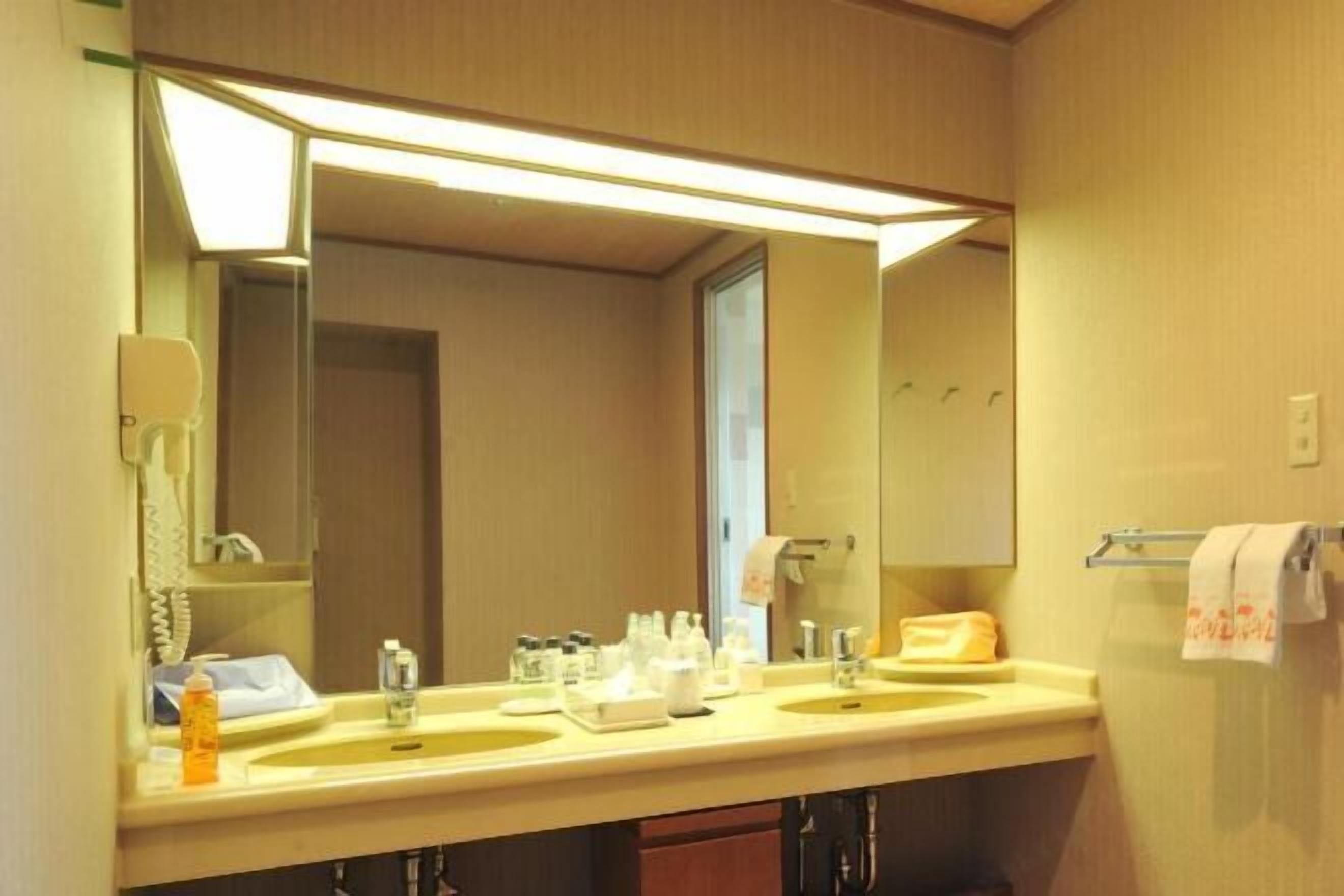 Pancuran mandi, kelengkapan dandanan diri percuma, pengering rambut 