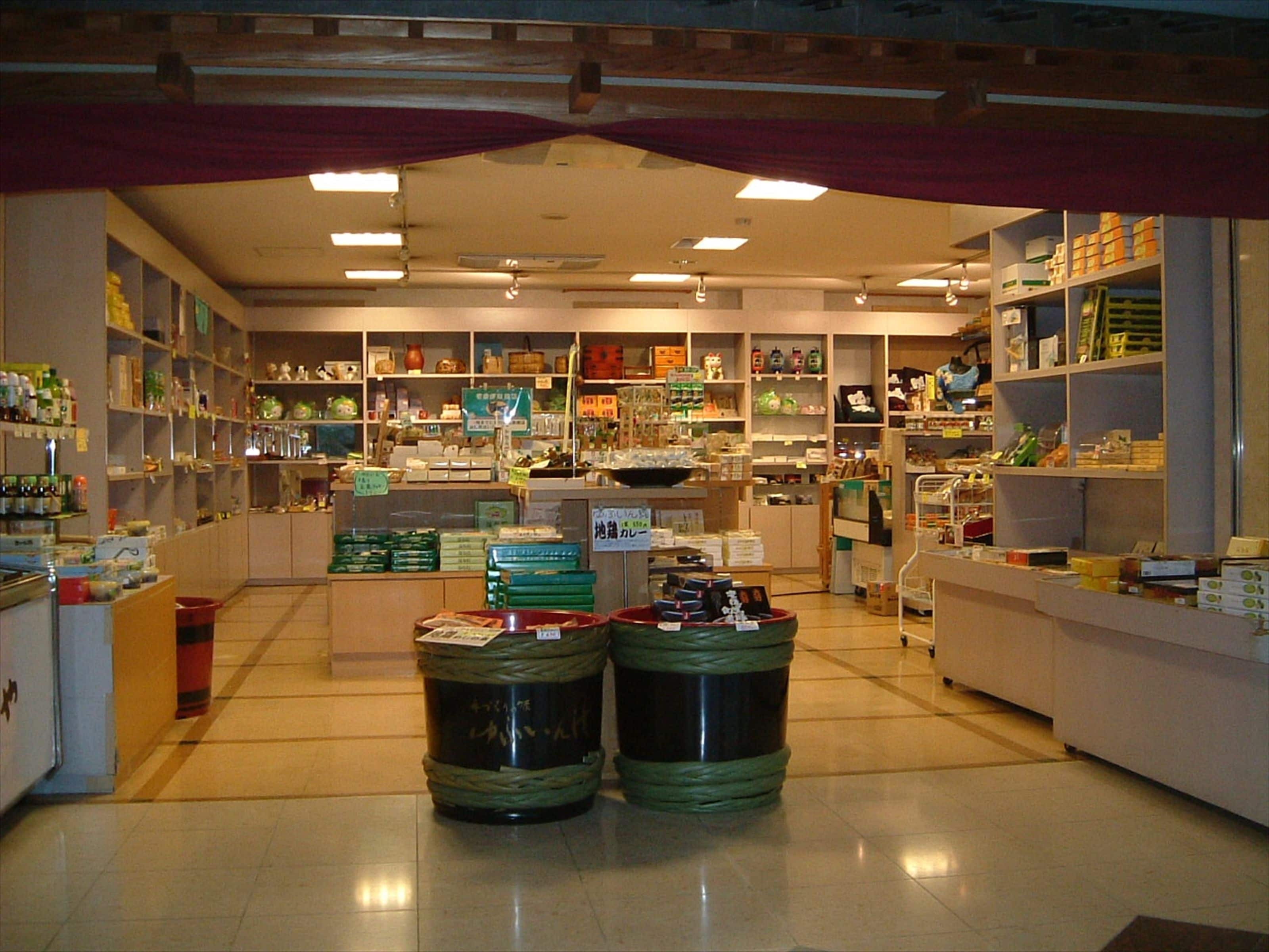 Una tienda espaciosa con pasillos amplios y estantes llenos de diversos productos.