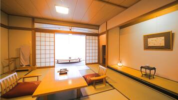 In-room safe, desk, free WiFi