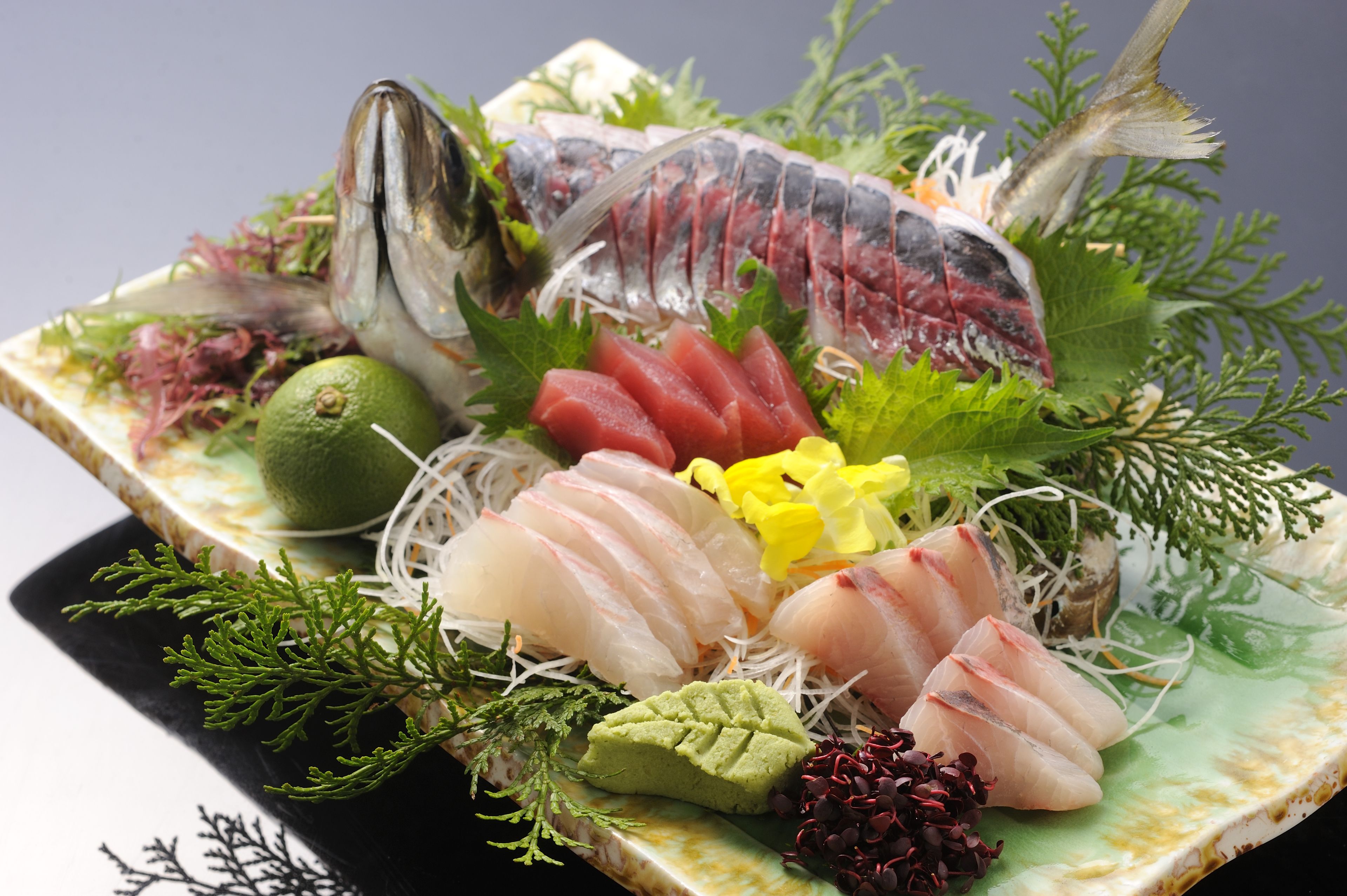 Un plateau de sushis comprenant différents types de poissons et diverses garnitures.