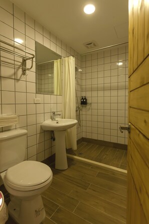Comfort slaapzaal, alleen voor vrouwen | Badkamer | Een douche, een haardroger, pantoffels, handdoeken