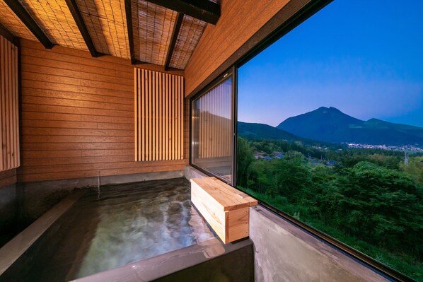 奢华独立别墅, 热水浴缸, 山景 | 1 多间卧室、高档床上用品、羽绒被、客房内保险箱