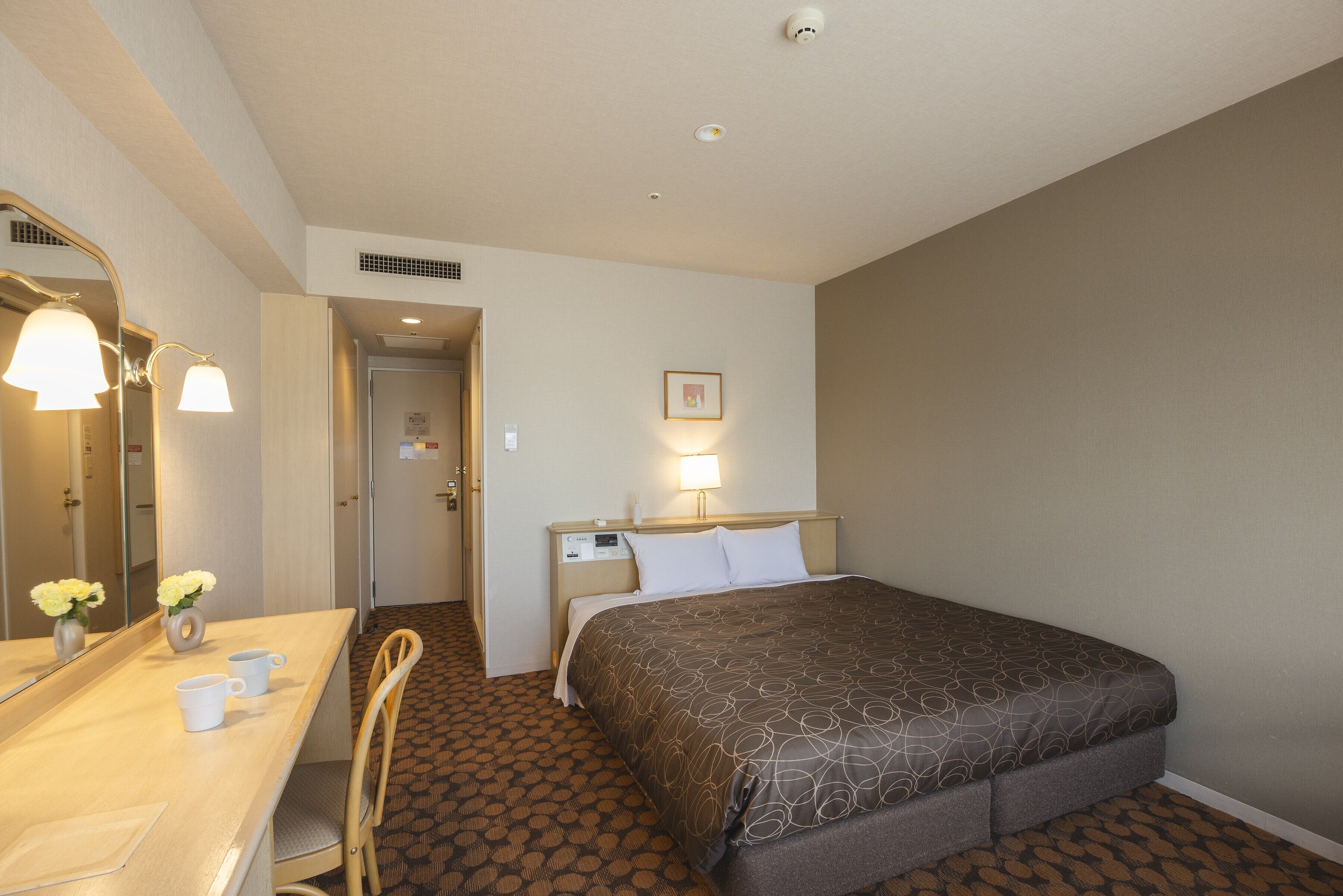 أغطية فراش متميزة وألحفة محشوة بالريش ومكتب ومساحة عمل للكمبيوتر المحمول