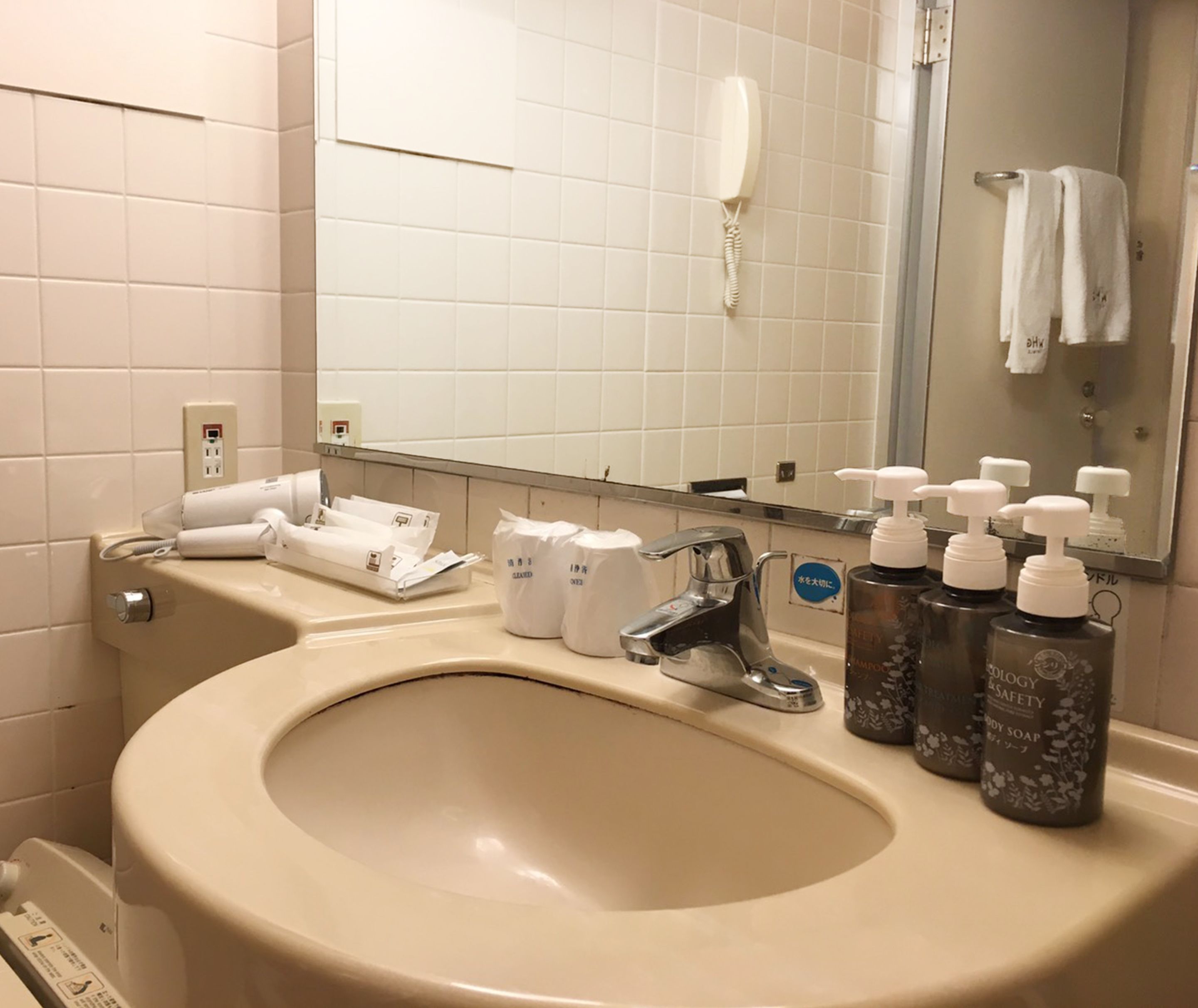 combined shower/bathtub, free toiletries, hair dryer, slippers