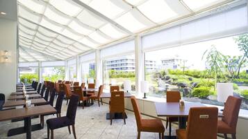 Daily buffet breakfast (JPY 1650 per person)