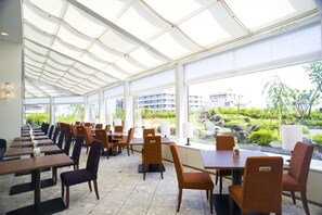 Desayuno buffet todos los días (con cargo)