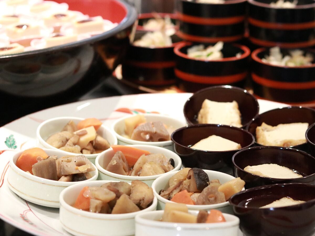 Une variété de plats servis dans de petits bols, probablement dans le cadre d’un buffet.