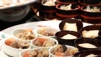 Une variété de plats servis dans de petits bols, probablement dans le cadre d’un buffet.