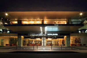 Fachada de la propiedad por la tarde o noche