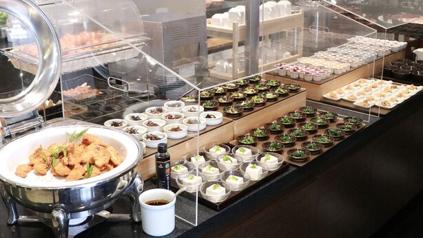 A buffet with various dishes and a coffee cup. - Hotel Fujita Fukui (Fukui)