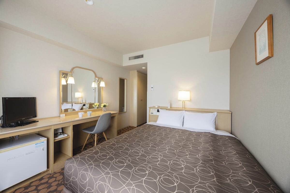 Premium bedding, down comforters, desk, laptop workspace