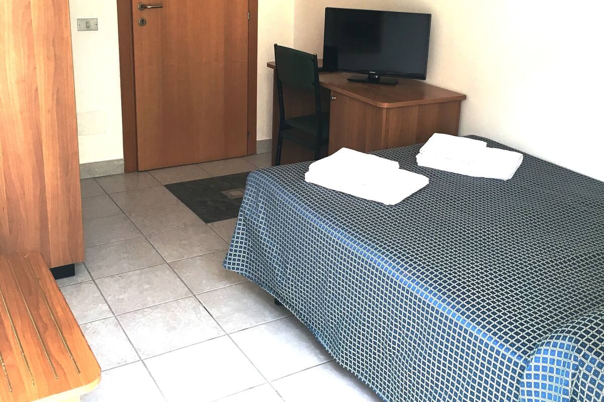 Habitación doble económica | 1 habitación, caja de seguridad en la habitación y escritorio 