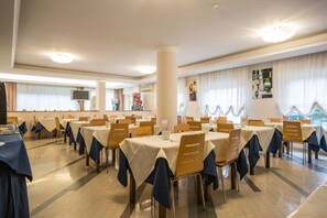 บริการอาหารเช้า อาหารกลางวัน และอาหารเย็น