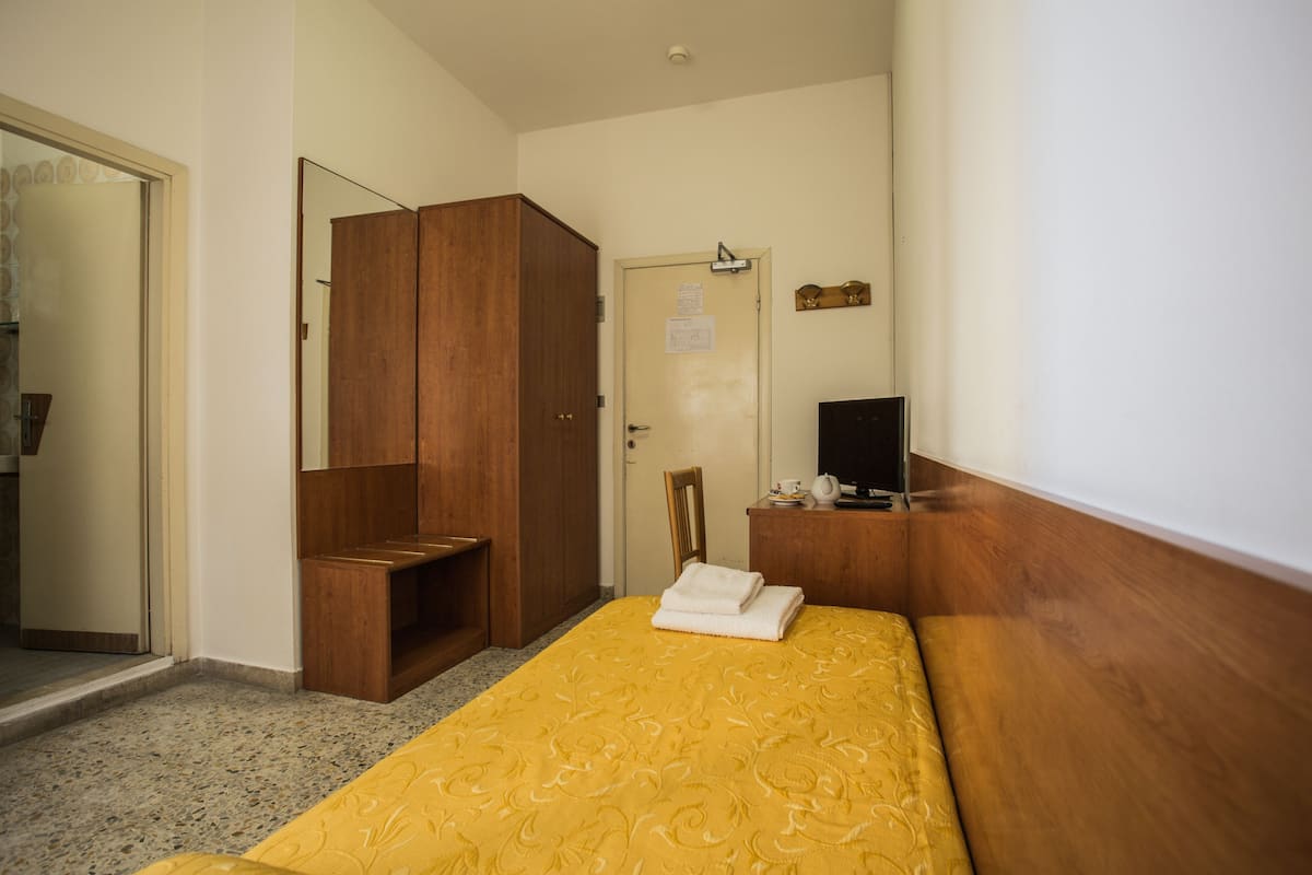 Habitación individual | 1 habitación, caja de seguridad en la habitación y escritorio 