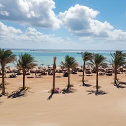 Platja privada, platja de sorra blanca i gandules de platja