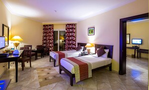 Minibar, brankas, meja kerja, dan tirai kedap cahaya