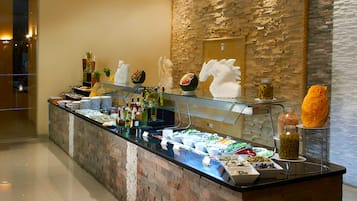 3 restaurants servant le petit déjeuner, le déjeuner et le dîner
