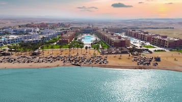 Plage privée, sable blanc, chaises longues, parasols