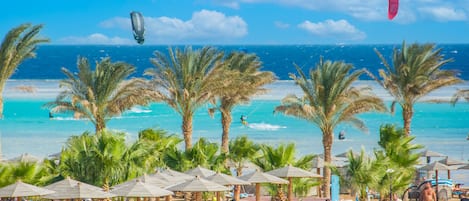 3 utendørsbassenger, bassengparasoller og solsenger