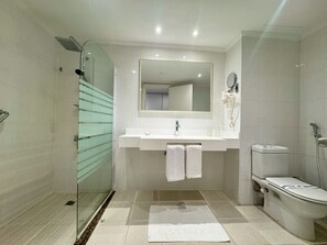 Kamar Deluks | Kamar mandi | Shower, perlengkapan mandi gratis, pengering rambut, dan handuk