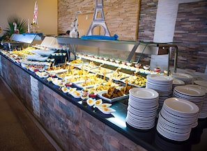 Hi ha 3 restaurants i s'hi serveixen esmorzars; plats de cuina italiana