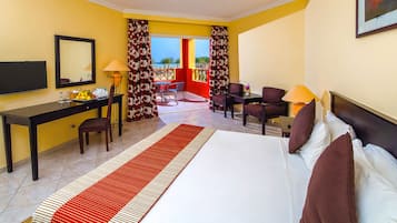 Minibar, coffres-forts dans les chambres, bureau, rideaux occultants