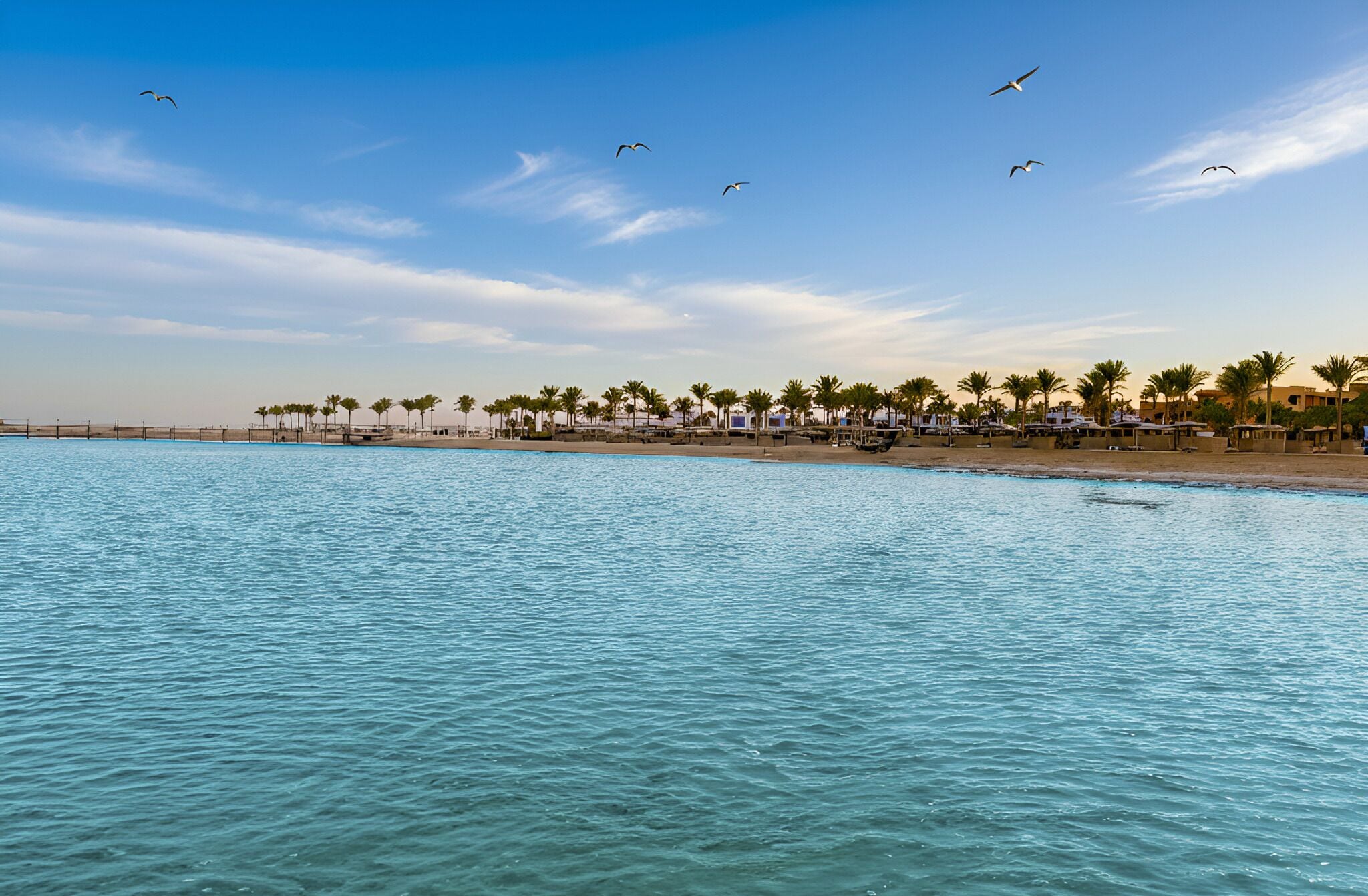 หาดส่วนตัว, ทรายสีขาว, เก้าอี้อาบแดด, ร่มชายหาด