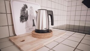Een koelkast met diepvriezer, een microgolfoven, een oven