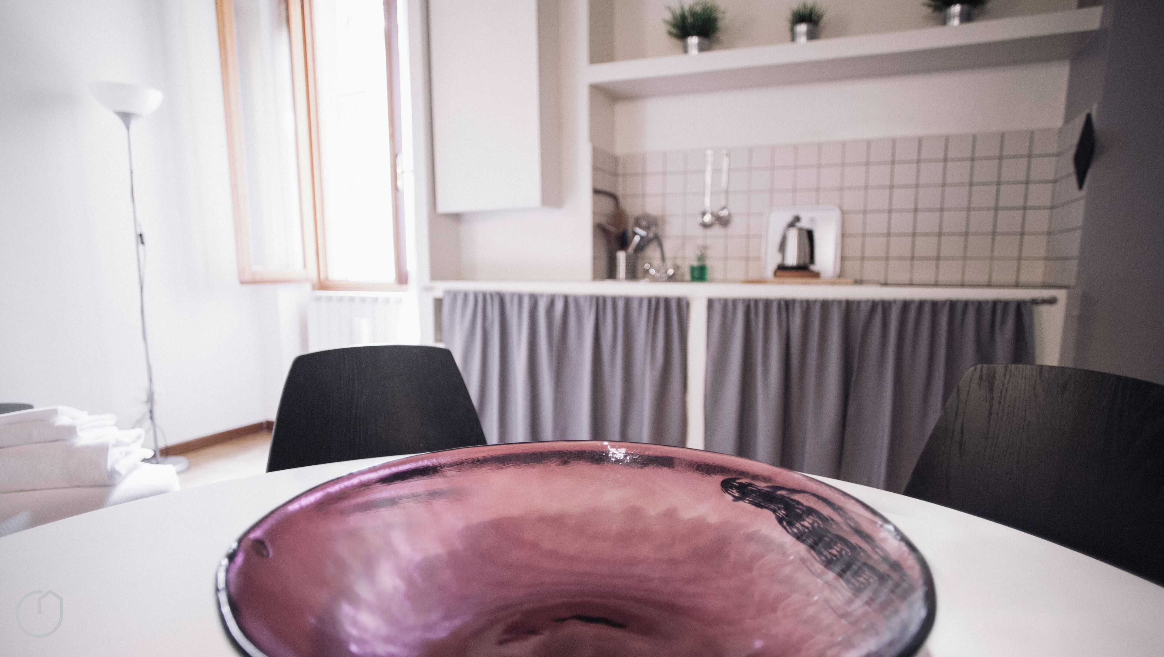 Una cucina moderna con tavolo, sedie e un bancone.