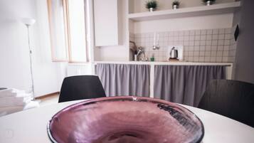 Una cucina moderna con tavolo, sedie e un bancone.