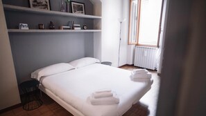 1 slaapkamer, geluiddichte muren, een strijkplank/strijkijzer