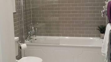 Combined shower/bathtub, hair dryer, towels
