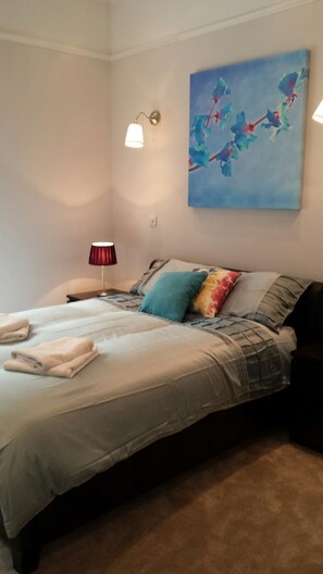 1 間睡房、書桌、熨斗/熨衫板、嬰兒床 (收費)