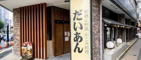 2 restaurants, serveren lunch, diner, Japanse gerechten