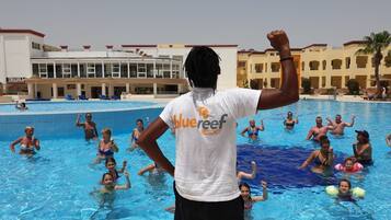 2 piscinas al aire libre, sombrillas, sillones reclinables de piscina