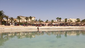 Private beach, white sand, sun-loungers, beach umbrellas - Blue Reef Marsa Alam - All inclusive (Marsa Alam)