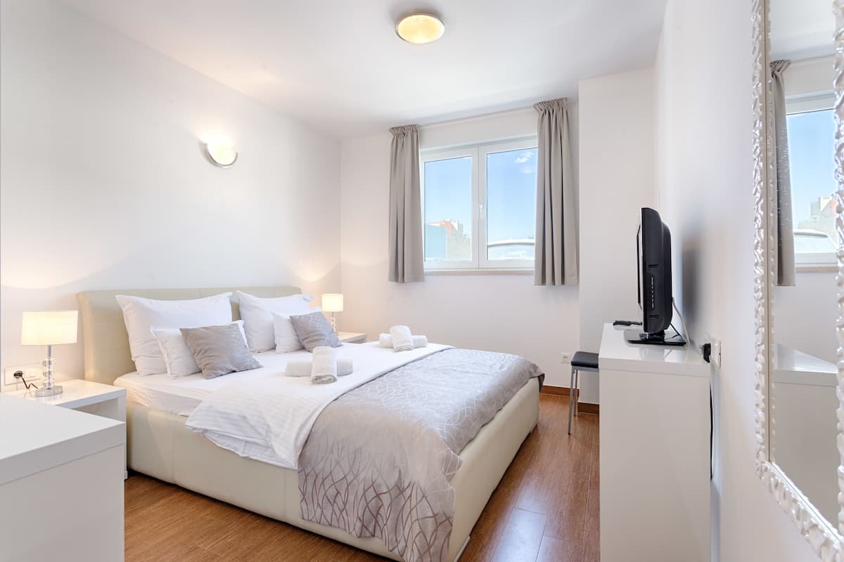 Economy Double Room | Hypo-allergenic bedding, in-room safe, soundproofing, free WiFi