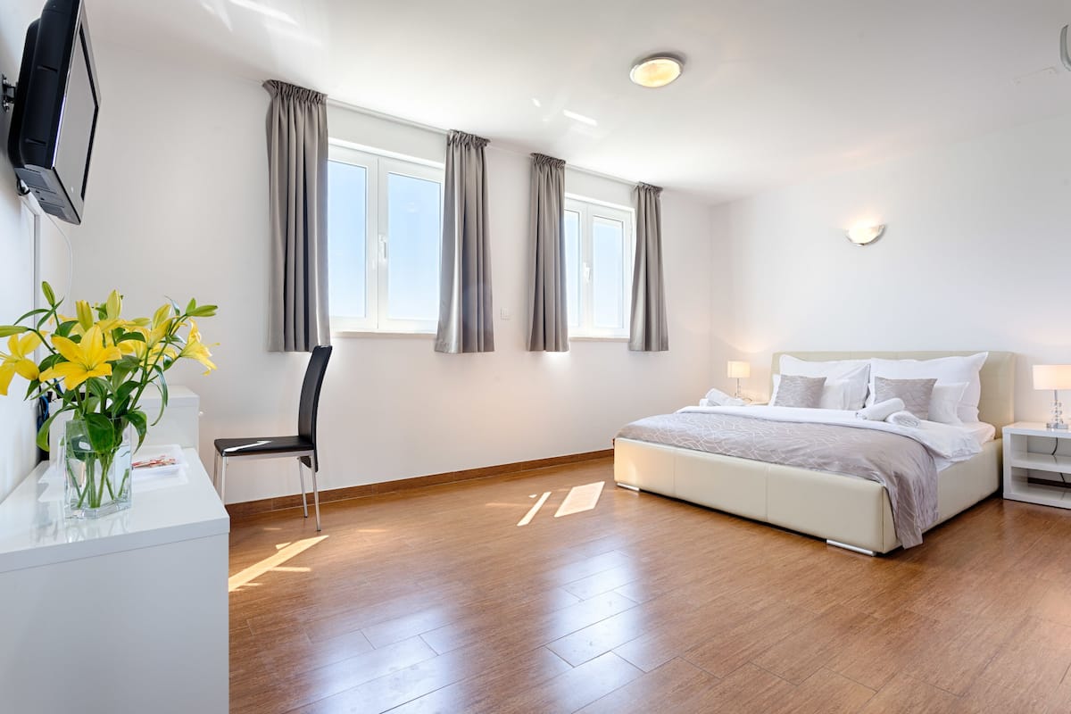 Deluxe Double Room, Sea View | Hypo-allergenic bedding, in-room safe, soundproofing, free WiFi
