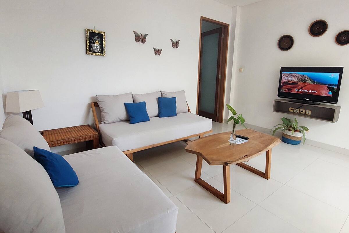 Quarto quádruplo família | Área de estar | TV LED 40 polegadas com canais a cabo, TV