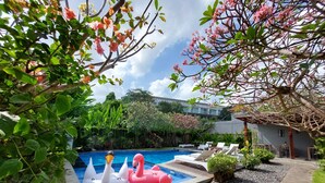 Outdoor pool, sun loungers - Harmony Beach Suite (Keroboken Kelod)
