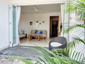Habitación cuádruple familiar | Área de sala de estar | Televisión LED de 40 pulgadas con canales por cable y televisión 