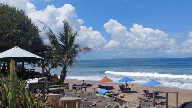 Beach nearby, black sand, sun loungers, 5 beach bars - Harmony Beach Suite (Keroboken Kelod)