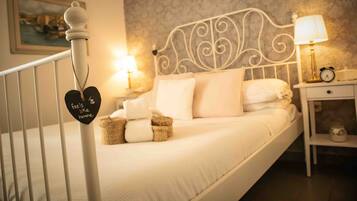 Quarto casal | Frigobar, cofres nos quartos, escrivaninha, Wi-Fi de cortesia