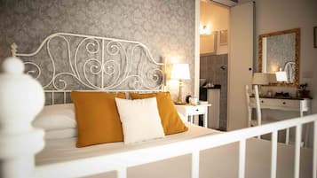 Frigobar, cofres nos quartos, escrivaninha, Wi-Fi de cortesia