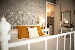 Minibar, coffres-forts dans les chambres, bureau, Wi-Fi gratuit