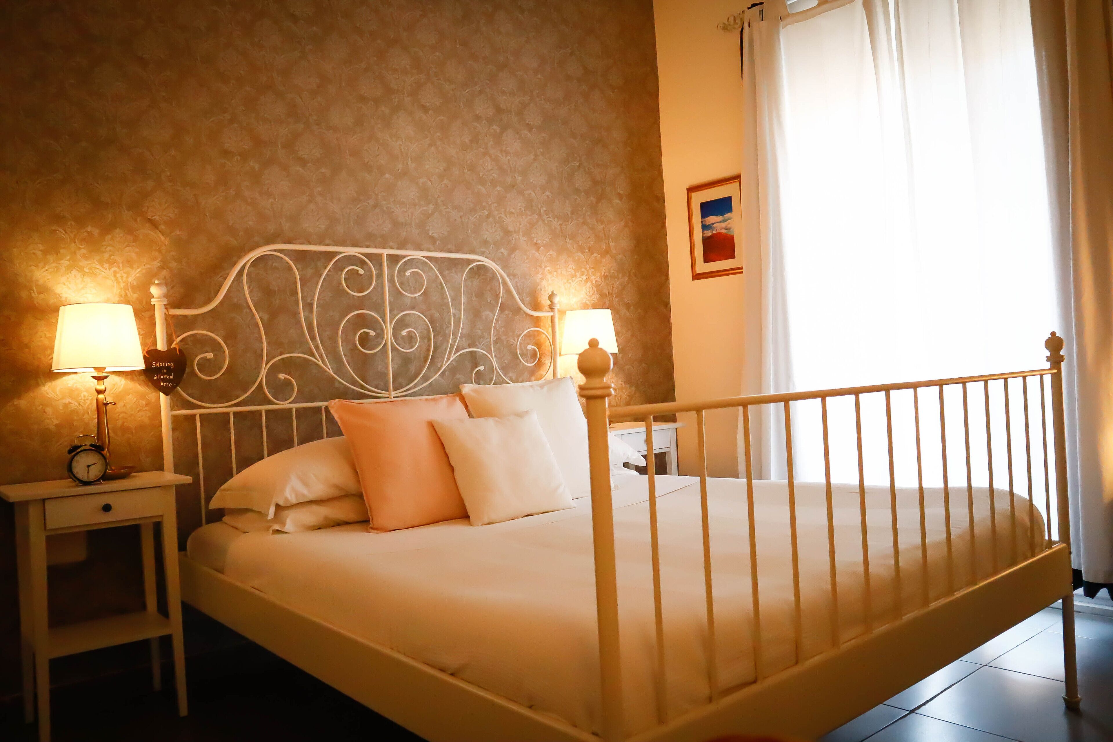 迷你吧、客房内保险箱、办公桌、免费 WiFi